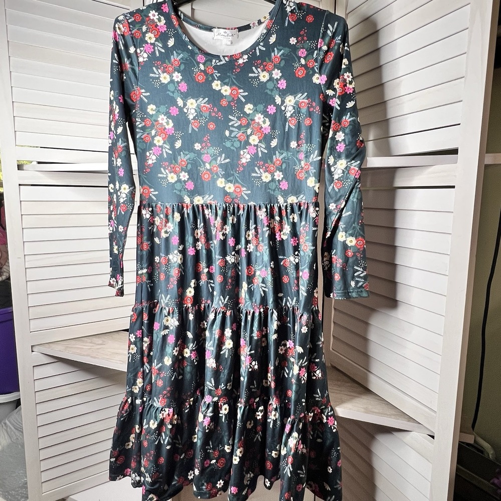 Marie Nicole Green Floral Tiered Long Sleeve Dress Size Large EUC Modest‎